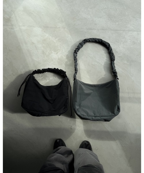 cii（シー）の「DRAW STRING SHOULDER BAG / ドロストショルダーバッグ（ショルダーバッグ・メンズ・チャコールグレー/ブラック/レッド・FREE）」の15枚目の写真