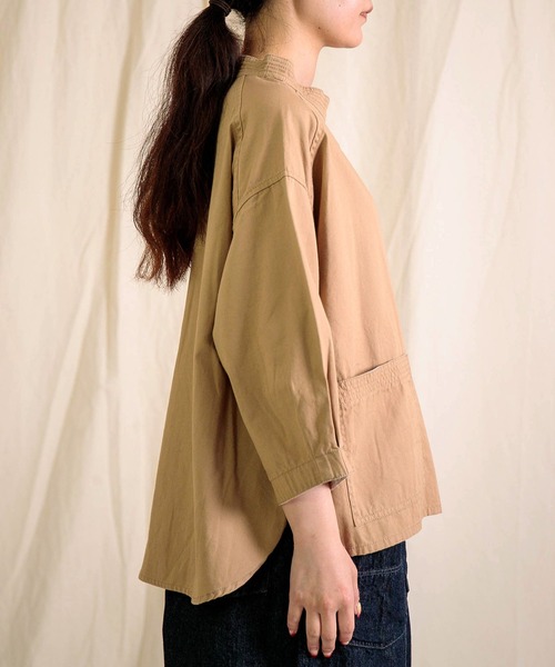 Brocante（ブロカント）の「[Brocante / ブロカント] 20/16オックス ペシュールスモック（シャツ/ブラウス・レディース・ベージュ/アイボリー/チャコールグレー・2）」の5枚目の写真