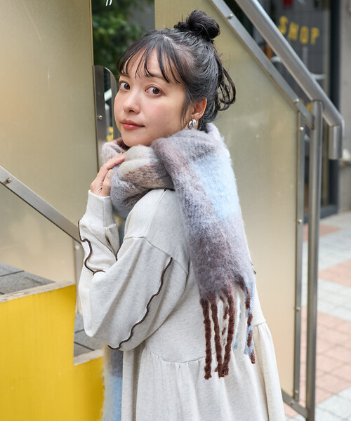 FREAK'S STORE(フリークスストア)の「ボリューム チェック フリンジマフラー(マフラー・レディース・イエロー/ラベンダー/サックスブルー・ONE SIZE)」の4枚目の写真
