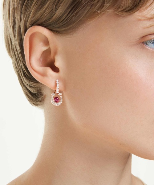 SWAROVSKI(スワロフスキー)の「【公式】【スワロフスキー】Symbolica ドロップピアス, クリスタル・パール, ラウンドカット, パヴェ, 蹄鉄, レッド, ローズゴールドトーン・プレーティング(ピアス(両耳用)・レディース・ゴールド系その他2・FREE)」の2枚目の写真