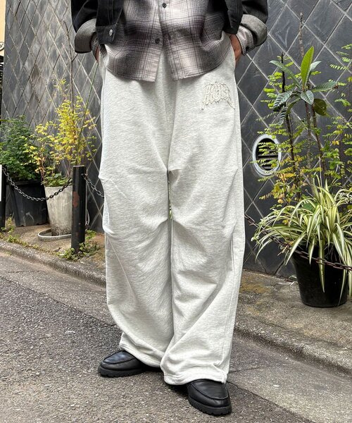 CIAOPANIC（チャオパニック）の「カットレイヤーロゴスタッズスウェットパンツ（その他パンツ・レディース・ネイビー/グレー・LARGE/MEDIUM）」の2枚目の写真