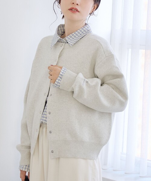 coen（コーエン）の「【選べる6色展開 / スプリングカラー】袖刺繍 スウェットライクハイゲージニットカーディガン（カーディガン/ボレロ・レディース・ライトグレー/オフホワイト/クリーム/ライトピンク/ライトブルー/ベージュ・FREE）」の3枚目の写真