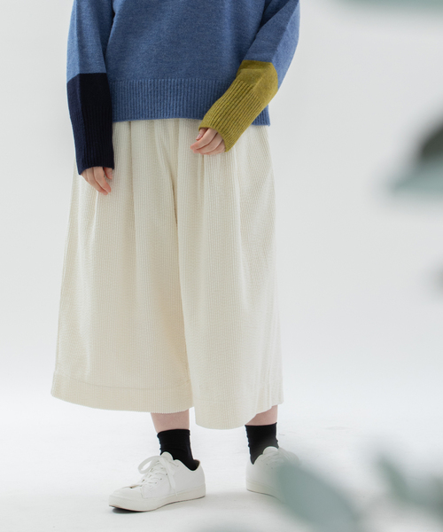 nop de nod(ノップドゥノッド)の「太コーデュロイクロップドタックパンツ(その他パンツ・レディース・アイボリー/ネイビー/ブルー系・M)」の1枚目の写真