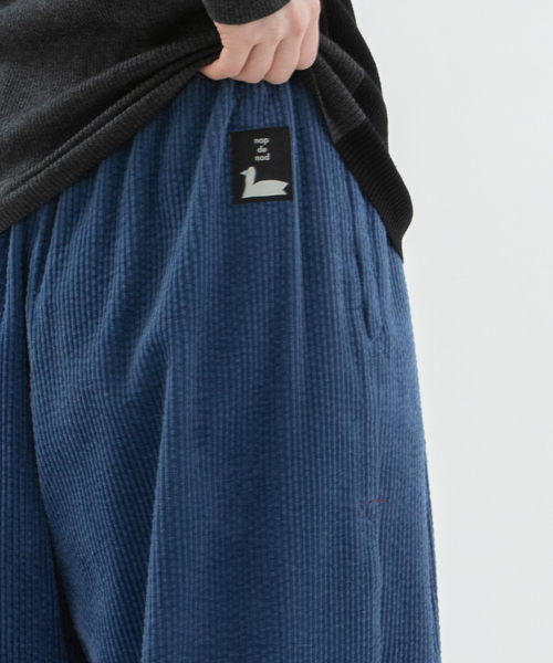 nop de nod(ノップドゥノッド)の「太コーデュロイクロップドタックパンツ(その他パンツ・レディース・アイボリー/ネイビー/ブルー系・M)」の21枚目の写真