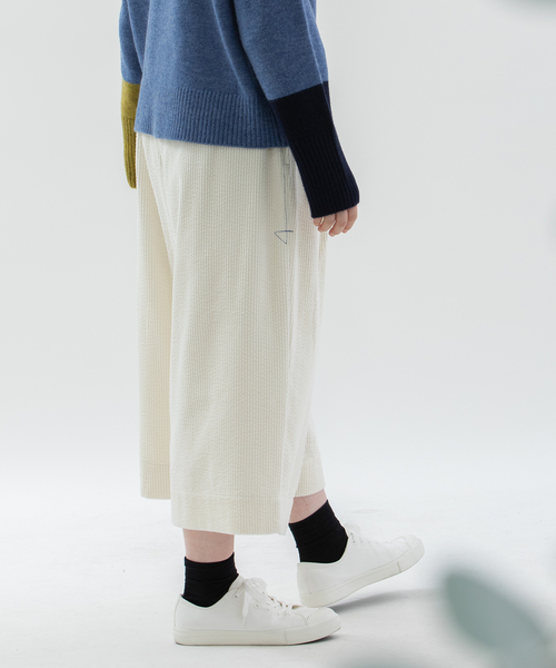 nop de nod(ノップドゥノッド)の「太コーデュロイクロップドタックパンツ(その他パンツ・レディース・アイボリー/ネイビー/ブルー系・M)」の7枚目の写真