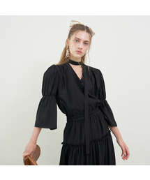 ILLUSTRIS ILLUSION（イルストリスイルージョン）の「ブラックVタイパフブラウス（シャツ/ブラウス）」