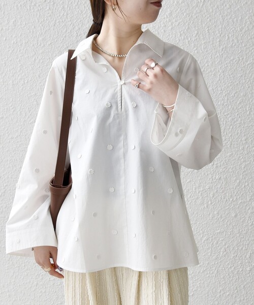 SHIPS any(シップス エニィ)の「SHIPS any:〈洗濯機可能〉フラワー モチーフ Aライン スキッパー シャツ ブラウス(シャツ/ブラウス・レディース・ブラック/ホワイト・ONE SIZE)」の6枚目の写真