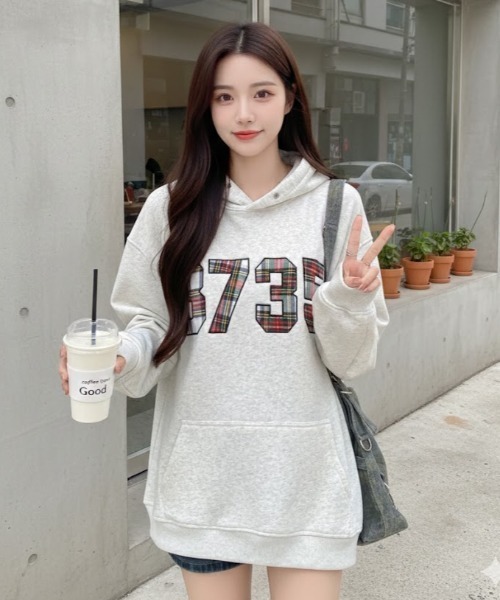 LAC-VERT（ラック・ヴェール）の「チェック柄ナンバリングフーディー（パーカー・レディース・グレー/ネイビー・FREE）」の2枚目の写真