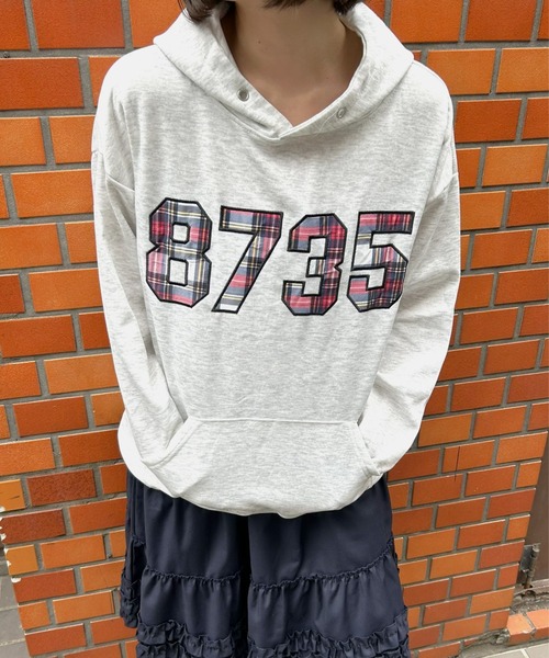 LAC-VERT（ラック・ヴェール）の「チェック柄ナンバリングフーディー（パーカー・レディース・グレー/ネイビー・FREE）」の3枚目の写真