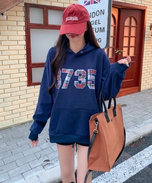 LAC-VERT（ラック・ヴェール）の「チェック柄ナンバリングフーディー（パーカー・レディース・グレー/ネイビー・FREE）」の17枚目の写真