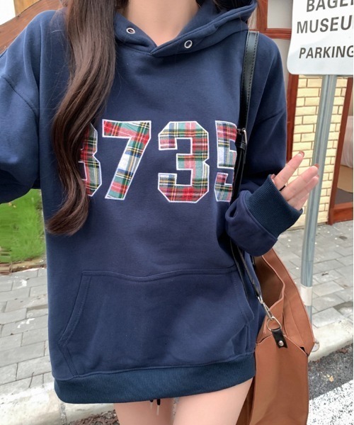 LAC-VERT（ラック・ヴェール）の「チェック柄ナンバリングフーディー（パーカー・レディース・グレー/ネイビー・FREE）」の12枚目の写真