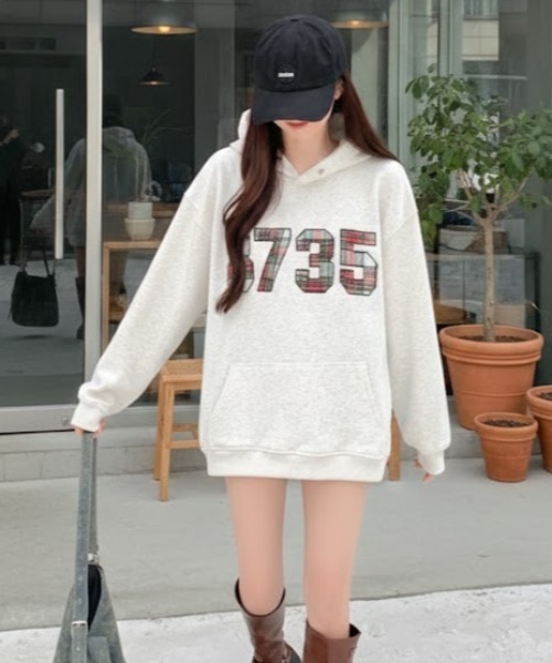 LAC-VERT（ラック・ヴェール）の「チェック柄ナンバリングフーディー（パーカー・レディース・グレー/ネイビー・FREE）」の9枚目の写真