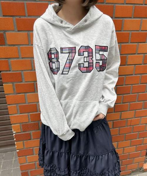 LAC-VERT（ラック・ヴェール）の「チェック柄ナンバリングフーディー（パーカー・レディース・グレー/ネイビー・FREE）」の11枚目の写真