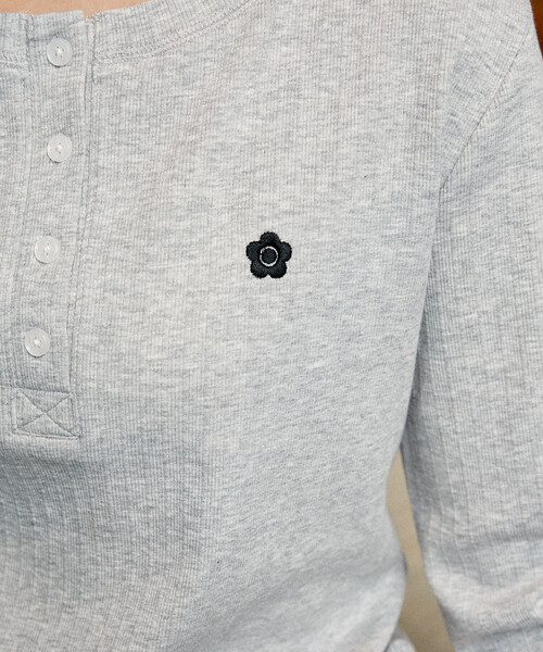 MARY QUANT(マリークワント)の「MARY QUANT × PUBLUX/マリークワント リブヘンリーネックロンT 限定展開(Tシャツ/カットソー・レディース・ネイビー/チャコールグレー/グレー/ブラウン/イエロー系その他・フリ-)」の6枚目の写真