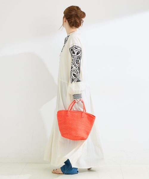 B.C STOCK(ベーセーストック)の「ウォッシャブル / 刺繍ティアードワンピース(ワンピース・レディース・ホワイト/コバルトブルー・FREE)」の5枚目の写真