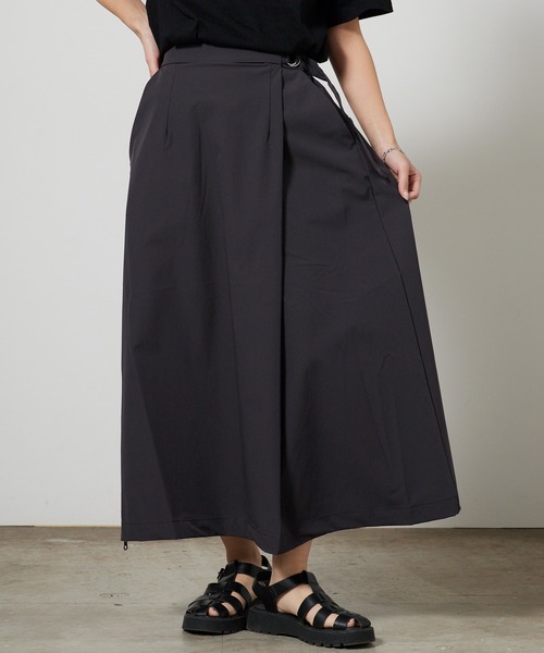THOUSAND MILE(サウザンドマイル)の「THOUSAND MILE/サウザンドマイル WRAPPED SKIRT ワイドシルエット 腰ベルト タックスカート 2026年 夏 夏服 秋服(スカート・レディース・ブラック/チャコール・M/L)」の1枚目の写真