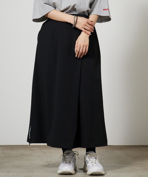 THOUSAND MILE(サウザンドマイル)の「THOUSAND MILE/サウザンドマイル WRAPPED SKIRT ワイドシルエット 腰ベルト タックスカート 2026年 夏 夏服 秋服(スカート・レディース・ブラック/チャコール・M/L)」の2枚目の写真