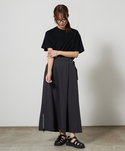 THOUSAND MILE(サウザンドマイル)の「THOUSAND MILE/サウザンドマイル WRAPPED SKIRT ワイドシルエット 腰ベルト タックスカート 2026年 夏 夏服 秋服(スカート・レディース・ブラック/チャコール・M/L)」の6枚目の写真