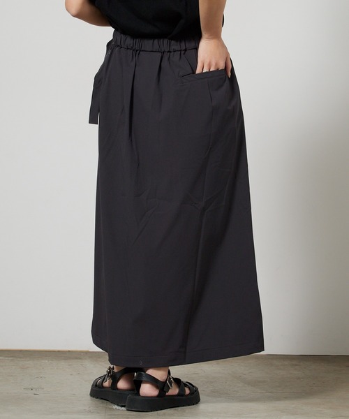 THOUSAND MILE(サウザンドマイル)の「THOUSAND MILE/サウザンドマイル WRAPPED SKIRT ワイドシルエット 腰ベルト タックスカート 2026年 夏 夏服 秋服(スカート・レディース・ブラック/チャコール・M/L)」の9枚目の写真