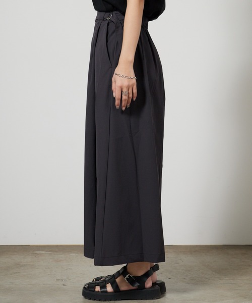 THOUSAND MILE(サウザンドマイル)の「THOUSAND MILE/サウザンドマイル WRAPPED SKIRT ワイドシルエット 腰ベルト タックスカート 2026年 夏 夏服 秋服(スカート・レディース・ブラック/チャコール・M/L)」の10枚目の写真