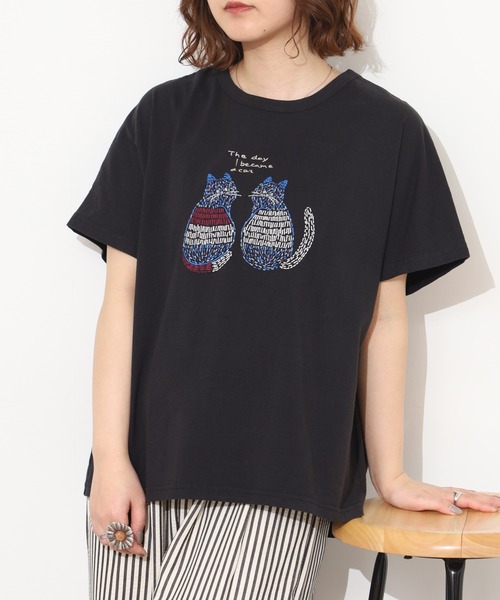 Emago(イマゴ)の「EMAGO 2匹のねこ刺繍T 半袖(Tシャツ/カットソー・レディース・ホワイト/オレンジ/ブラック・FREE)」の1枚目の写真