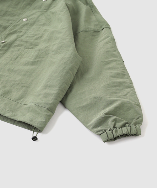 WISM（ウィズム）の「Estudio Niksen / エストゥディオ・ニクセン Side-pocket Light JK/Khak（その他アウター・メンズ・カーキ・2/1）」の4枚目の写真