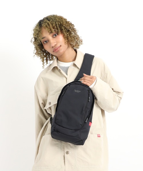 Manhattan Portage(マンハッタンポーテージ)の「NEUES LITTLE ITALY CROSSBODY BAG TUSSAH PVC(ボディバッグ/ウエストポーチ・メンズ・ブラック・SMALL)」の1枚目の写真