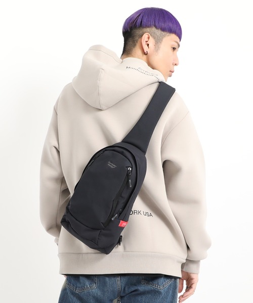 Manhattan Portage(マンハッタンポーテージ)の「NEUES LITTLE ITALY CROSSBODY BAG TUSSAH PVC(ボディバッグ/ウエストポーチ・メンズ・ブラック・SMALL)」の3枚目の写真