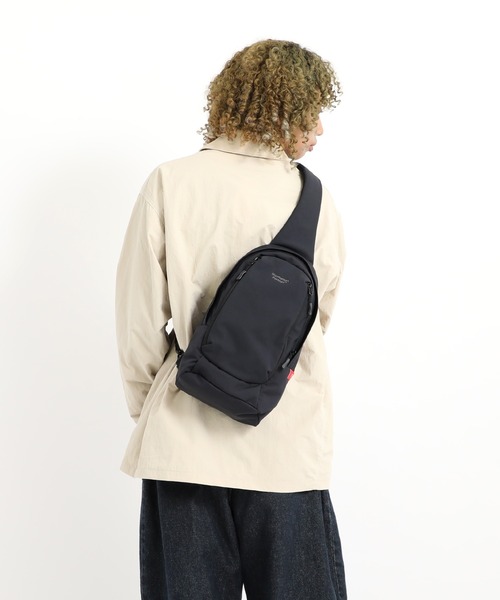 Manhattan Portage(マンハッタンポーテージ)の「NEUES LITTLE ITALY CROSSBODY BAG TUSSAH PVC(ボディバッグ/ウエストポーチ・メンズ・ブラック・SMALL)」の2枚目の写真