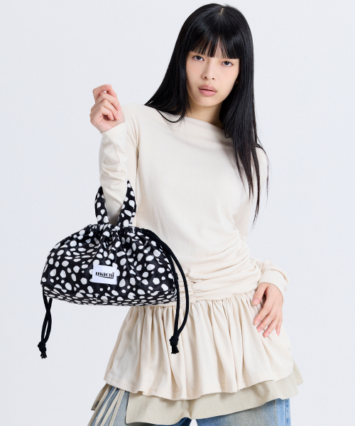 MACNI（マクニ）の「PEBBLE DOT STRING PUFFY BAG DOT BLACK（トートバッグ・レディース・ブラック・FREE）」の3枚目の写真