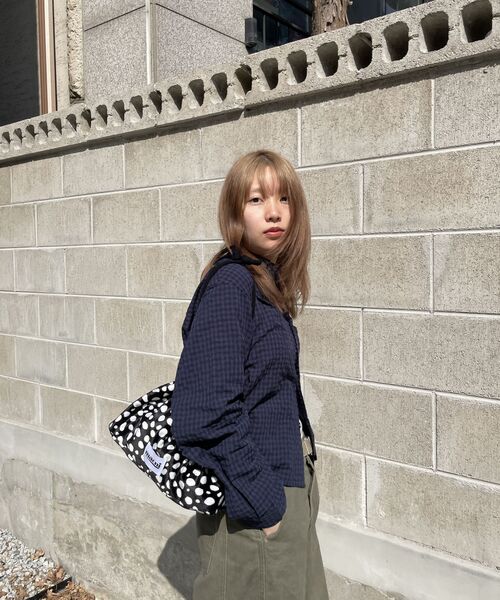 MACNI（マクニ）の「PEBBLE DOT STRING PUFFY BAG DOT BLACK（トートバッグ・レディース・ブラック・FREE）」の6枚目の写真