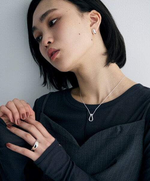 COCOSHNIK ONKITSCH(ココシュニックオンキッチュ)の「シルバー ハギーイヤリング ドーム M(イヤリング・レディース・シルバー・00)」の8枚目の写真