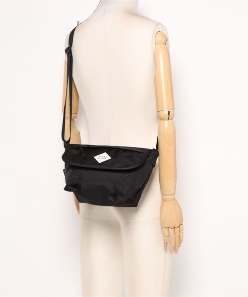BEAMS DESIGN(ビームス デザイン)の「BEAMSDESIGN(ビームスデザイン)Slash かぶせショルダーバッグ(S)(ショルダーバッグ・メンズ・ベージュ/パープル/グリーン/ブラック/カーキ・FREE)」の9枚目の写真