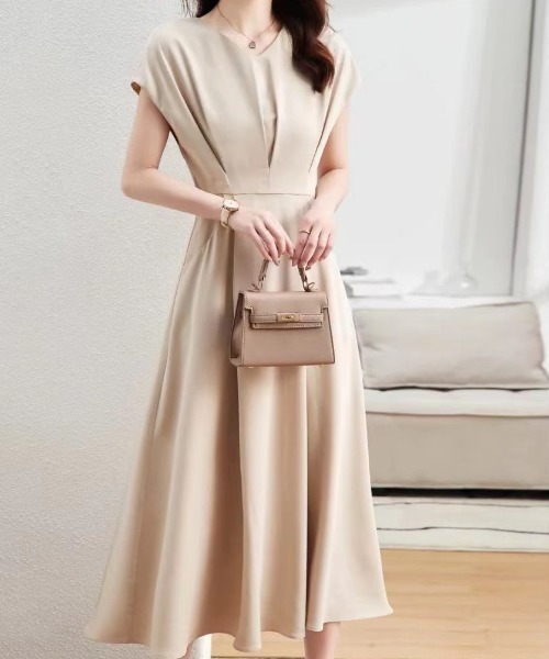 AMAJI(アマジ)の「Vネック 半袖 ミモレ丈 ワンピース(ワンピース・レディース・ベージュ・SMALL/MEDIUM/LARGE/X-LARGE)」の1枚目の写真