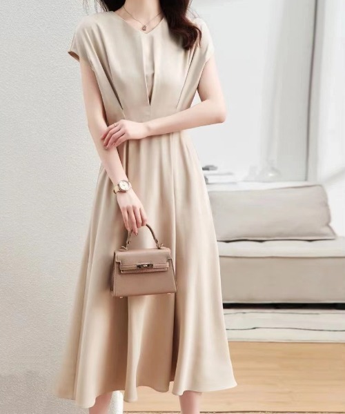 AMAJI(アマジ)の「Vネック 半袖 ミモレ丈 ワンピース(ワンピース・レディース・ベージュ・SMALL/MEDIUM/LARGE/X-LARGE)」の3枚目の写真