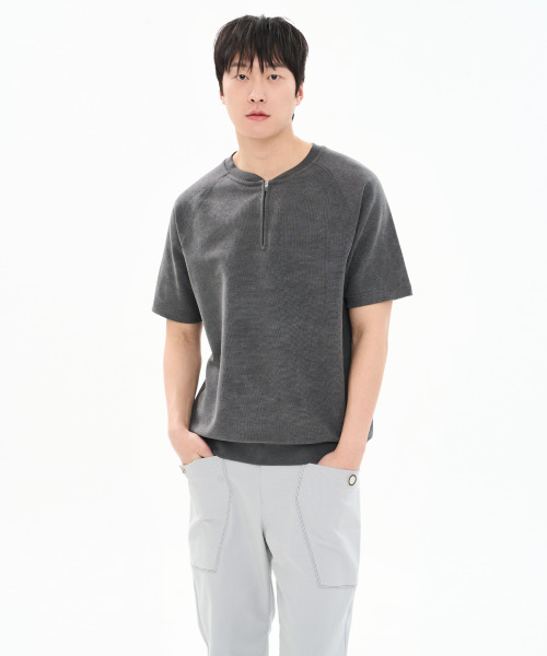 CUSTOMUS（カスタムアース）の「男性ピグメントリバーシブルヘンリーネックハーフジップ半袖Tシャツ CXS26MKRT305 GRY（Tシャツ/カットソー・メンズ・グレー・MEDIUM/LARGE/X-LARGE）」の2枚目の写真