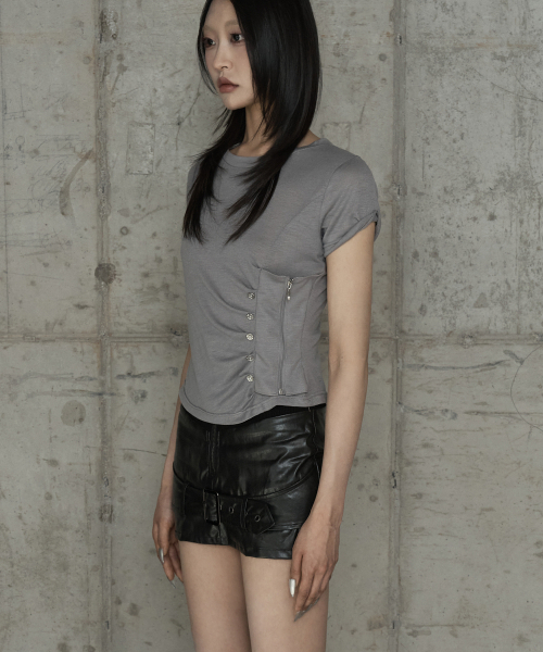 ETRE AU SOMMET(エトレオソメ)の「Drape Pintuck Zipper Roll-Up Short Top (Gray)(Tシャツ/カットソー・レディース・ダークグレー・FREE)」の2枚目の写真