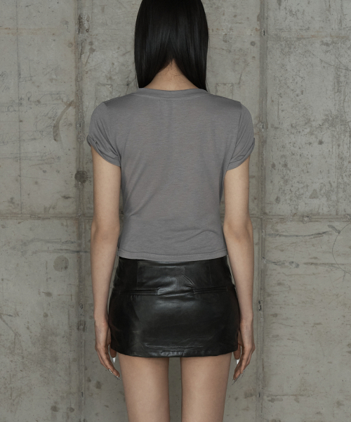 ETRE AU SOMMET(エトレオソメ)の「Drape Pintuck Zipper Roll-Up Short Top (Gray)(Tシャツ/カットソー・レディース・ダークグレー・FREE)」の3枚目の写真