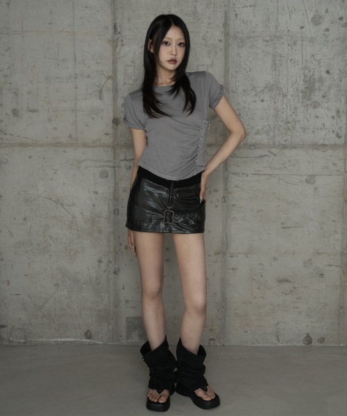 ETRE AU SOMMET(エトレオソメ)の「Drape Pintuck Zipper Roll-Up Short Top (Gray)(Tシャツ/カットソー・レディース・ダークグレー・FREE)」の4枚目の写真