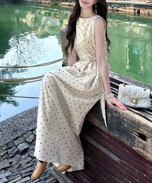 CHUL(チュル)の「ウエストリボン ドットロングワンピース(ワンピース・レディース・ホワイト・X-LARGE/LARGE/MEDIUM/SMALL)」の1枚目の写真