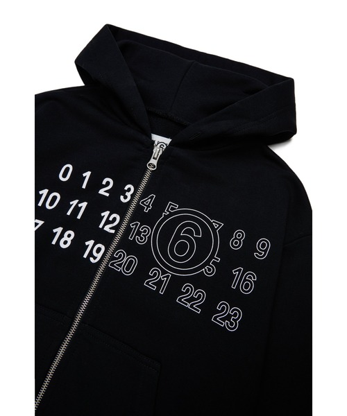 MM6 Maison Margiela(エムエムシックス メゾン マルジェラ)の「キッズ ジップアップパーカー MM6 KID(パーカー・キッズ・ブラック・6Y/4Y/14Y/16Y/10Y/8Y/12Y)」の3枚目の写真