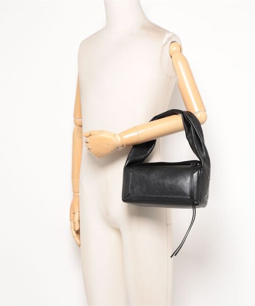 Maison Margiela(メゾンマルジェラ)の「Maison Margiela BOX BAG EAST WEST SMALL(ショルダーバッグ・レディース・ブラック・FREE)」の4枚目の写真