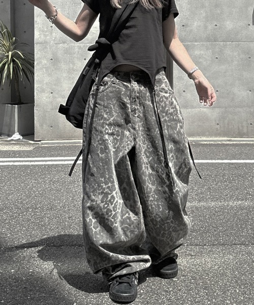 YACA（ヤーカ）の「Leopard Wide Denim Pants/レオパードワイドデニムパンツ（デニムパンツ・レディース・グレー・1/2）」の2枚目の写真