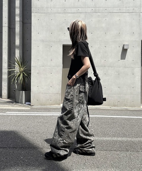 YACA（ヤーカ）の「Leopard Wide Denim Pants/レオパードワイドデニムパンツ（デニムパンツ・レディース・グレー・1/2）」の3枚目の写真