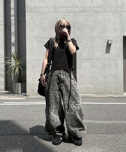 YACA（ヤーカ）の「Leopard Wide Denim Pants/レオパードワイドデニムパンツ（デニムパンツ・レディース・グレー・1/2）」の4枚目の写真