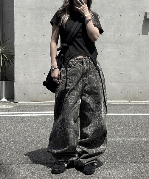 YACA（ヤーカ）の「Leopard Wide Denim Pants/レオパードワイドデニムパンツ（デニムパンツ・レディース・グレー・1/2）」の5枚目の写真