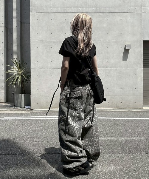 YACA（ヤーカ）の「Leopard Wide Denim Pants/レオパードワイドデニムパンツ（デニムパンツ・レディース・グレー・1/2）」の7枚目の写真