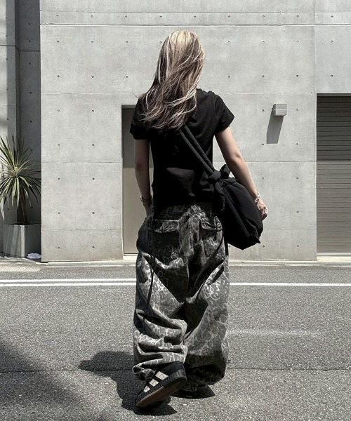 YACA（ヤーカ）の「Leopard Wide Denim Pants/レオパードワイドデニムパンツ（デニムパンツ・レディース・グレー・1/2）」の8枚目の写真