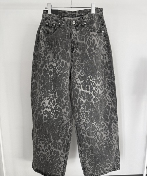 YACA（ヤーカ）の「Leopard Wide Denim Pants/レオパードワイドデニムパンツ（デニムパンツ・レディース・グレー・1/2）」の13枚目の写真