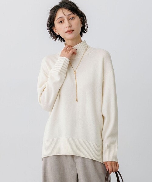 23区 S(ニジュウサンクチイサイサイズ)の「カシミヤブレンド ハイネック ニット(ニット/セーター・レディース・イエロー系/グレー系/ホワイト系/ダルブルー系/ワイン系/スカイブルー系/レッド系/ベージュ系・32)」の1枚目の写真